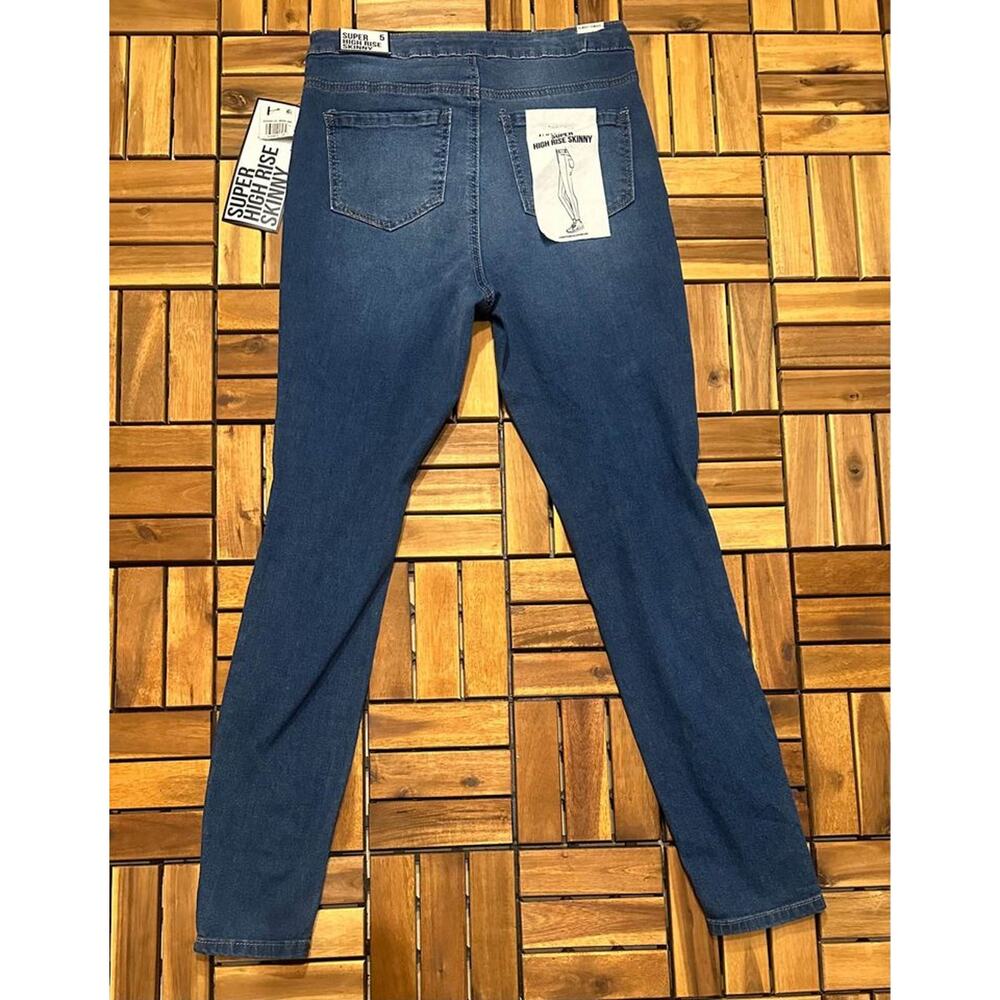 NEW-Size: 5 Almost Famous Juniors' Super High-Rise Ripped Jeggings- Medium Wash